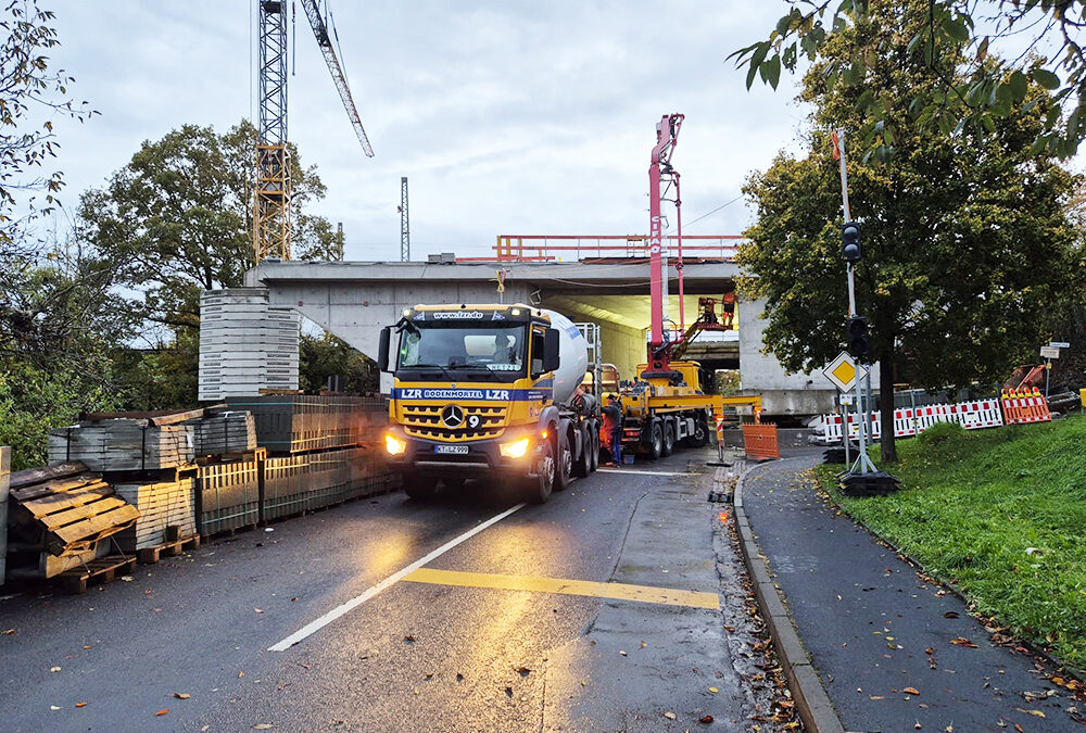 Neubau von 100 Jahre alter Bahnbrücken: Freie Fahrt für die Bahn dank ca. 4.000 cbm LZR-Beton (Marktbreit, Gossmannsdorf, Heidingsfeld) – Unterfütterung der Brücken mit „Quellbeton“ (Auftraggeber: Leonhardt Weiss, Satteldorf)