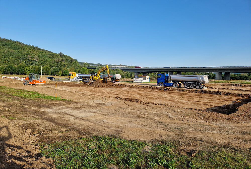 SUNTEC Solar Eibelstadt: Modernisierung des Bestandwerkes, Erdarbeiten für den Neubau eines Bürogebäudes mit angrenzender Lagerhalle (Auftraggeber: Dorsch Bau, Eibelstadt)