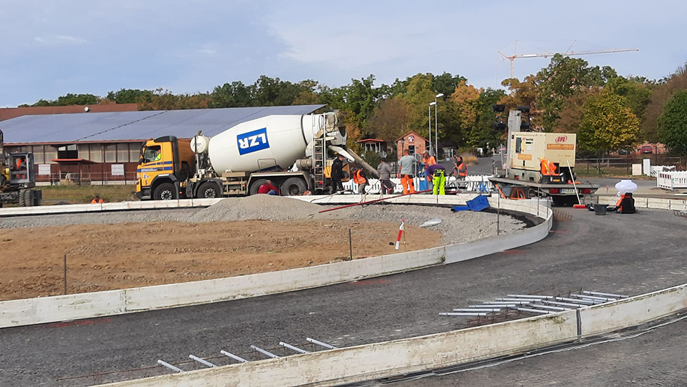 Betonkreisel Kitzingen: Bau eines Kreisverkehrs aus Transportbeton in Kitzingen, Höhe Richthofen-Circle (Auftraggeber: Herhof Gleitformbau, Dippelsdorf)