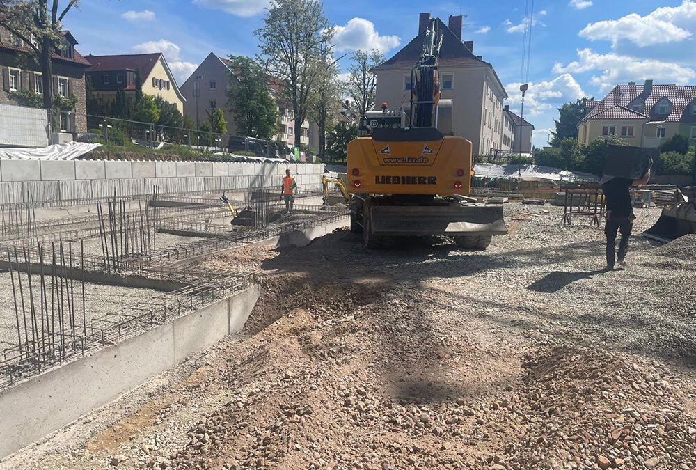 Blindeninstitut Kitzingen: Erdarbeiten, Bodenaushub, Kanalgräben, Verlegung von Leitungen und Verfüllarbeiten, Betonlieferung (Auftraggeber: Stolz Ingenieurbau, Hammelburg)