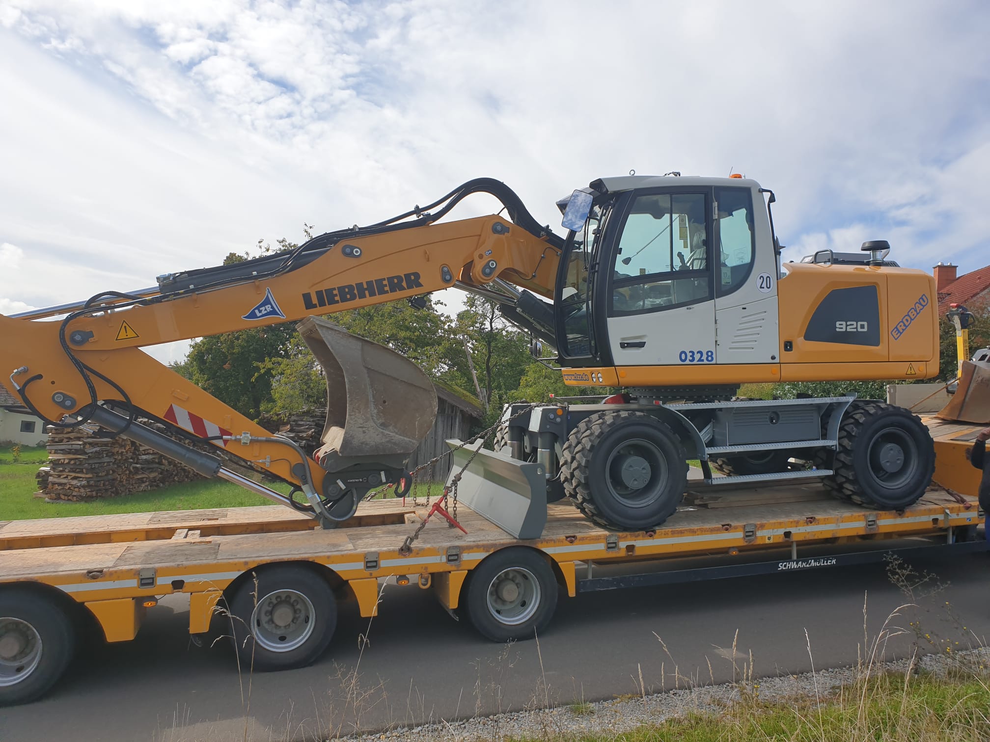 Erdbau und Erdarbeiten mit neuestem Mobilbagger