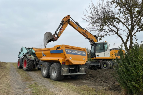 Sparsamer Traktor in Kiesgrube Hörblach