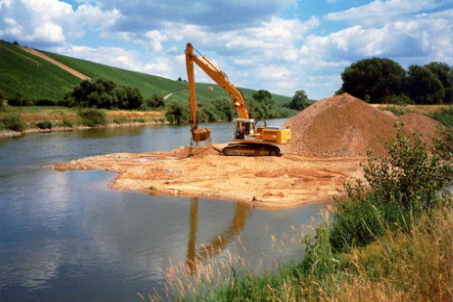 Baggerarbeiten im Nassbereich zählen zu den Routine-Aufgaben bei der Sand- und Kiesgewinnung.