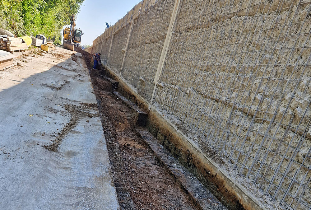 Ochsenfurt Brücke Südtangente über die Brunnenstraße: Erdarbeiten, Teilabbruch der Stützwände an den Wiederlagern, vorbereitende Arbeiten für den Straßenbau, Baustahl (Auftraggeber: Strabag, Schwarzach)